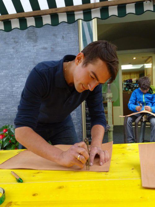 Schuhmacher Alessandro Santella bei seiner Arbeit.