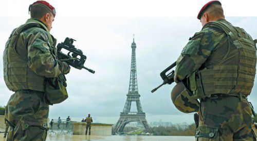 Schwer bewaffnete Soldaten gehören seit Monaten zum Stadtbild von Paris, auch rund um den Eiffelturm. Während der EM wird die Militärpräsenz noch erhöht.