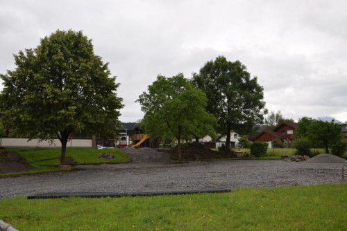 Seit einigen Tagen wird der Pausenhof der Volkschule Blattur in Götzis neu gestaltet und ganzjährig nutzbar gemacht.