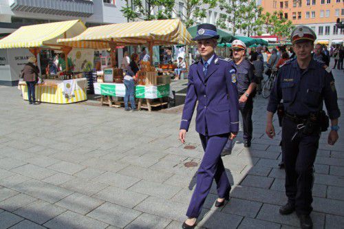 Seit Mittwoch auf gemeinsamer Streife: eine rumänische Politesse mit Kollegen der Vorarlberger Polizei.