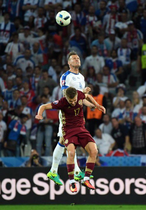 Slowakei-Abwehrspieler Jan Durica war im Duell mit seinem russischen Gegenspieler Oleg Shatov immer obenauf.