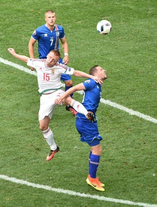 Ungarns Mittelfeldspieler Laszlo Kleinheisler hatte kein leichtes Spiel gegen die kampfstarken Isländer.