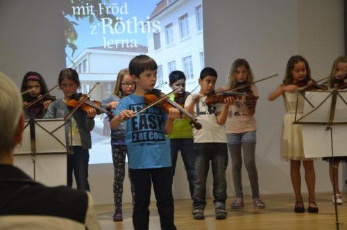 Unter dem Motto „mit Fröd z’Röthis lerna“ wurde die generalsanierte Röthner Volksschule offiziell eröffnet.