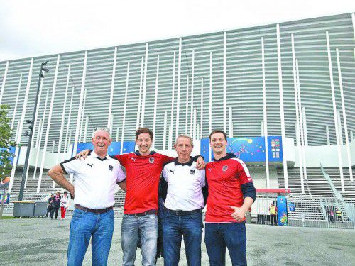 Vorarlberger vor dem EM-Stadion in Bordeaux: Lothar Kirchmann, Dominik Kirchmann, Hubert Netzer, Stephan Kirchmann (v. l.).
