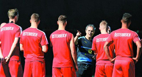 Was wäre ein Zirkus ohne seinen Direktor: Teamchef Marcel Koller gibt seinen Spielern die Marschrichtung für den EURO-Start vor.