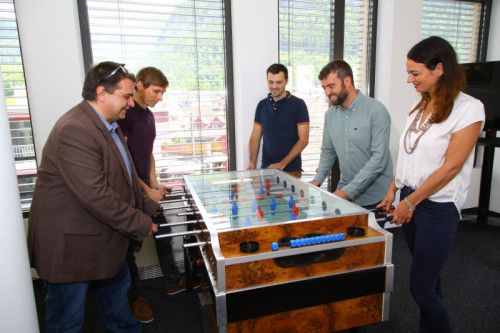 Zum Tischfußballspielen kommen die Unternehmer aufgrund der steilen Entwicklung ihrer Firma kaum. Für die VN machten sie eine Ausnahme.