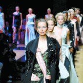 Elegante Haute-Couture bei Pariser Modeschauen
