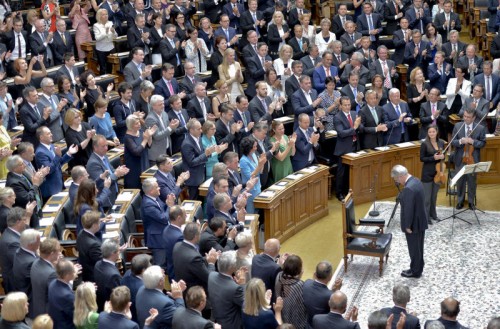Abschiedszeremonie für Heinz Fischer. Sein Nachfolger für die Hofburg wird Anfang Oktober feststehen.