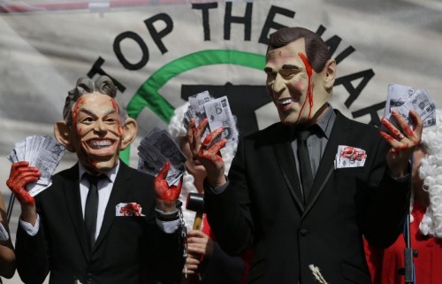 Aktivisten – verkleidet als Tony Blair (l.) und George W. Bush – bei einer Demonstration in London.