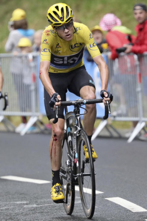 Bei der Ehrung des Gesamtführenden der Tour de France hat Chris Froome eine dicke Bandage am Knie getragen.