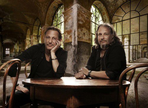 Christoph Bitschnau und Jürgen Ganahl texten und komponieren alle Songs gemeinsam.