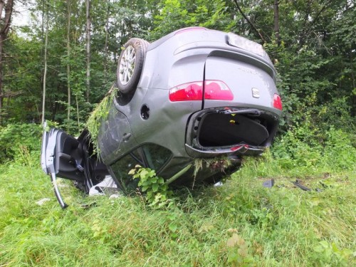 Das Auto geriet von der Straße und überschlug sich.