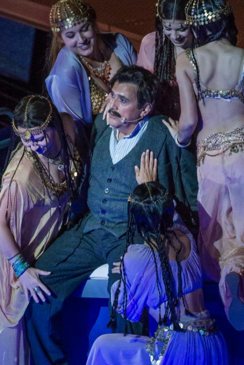 Das Schicksal des Prinzen Calaf verknüpft Regisseur Marco Arturo Marelli mit dem Ringen Puccinis um sein Werk „Turandot“.