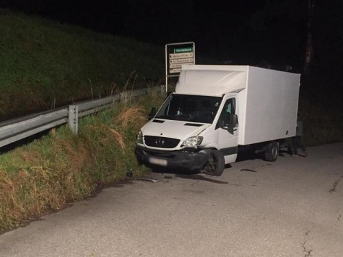 Der 33-Jährige rammte mit seinem Auto zunächst einen am Straßenrand abgestellten Kleintransporter.