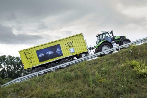 Der Innovation Tractor von ZF feiert auf der Nutzfahrzeug-IAA Premiere. E-Motoren treiben den Anhänger an.