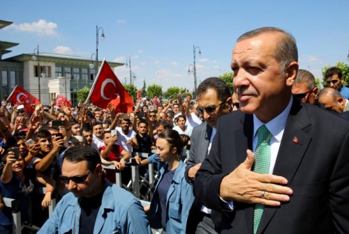 Der türkische Präsident Erdogan begrüßt seine Unterstützer nach dem Freitagsgebet in Ankara.