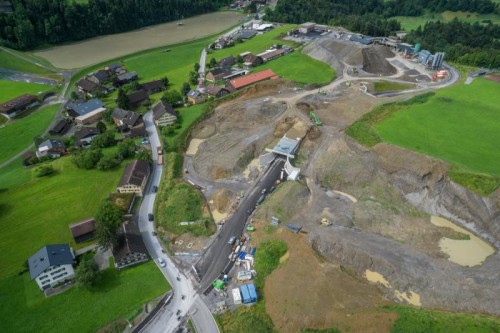 Der Tunnel, der derzeit mit Erde bedeckt wird, soll die Anrainer schützen und die landwirtschaftliche Nutzung des Gebiets sichern.