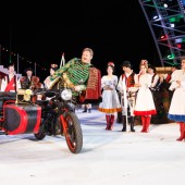 Auf dem Motorrad quer durchs Schilf