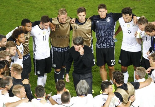 DFB-Teamchef Jogi Löw schwört seine Mannschaft nach dem Sieg über Italien im Viertelfinale schon wieder auf den nächsten Gegner ein. Denn gegen Gastgeber Frankreich wird es auch sehr viel Köpfchen brauchen, um ins Finale aufzusteigen.