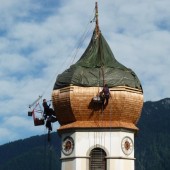 Kirchturm in Bürserberg wird neu eingedeckt