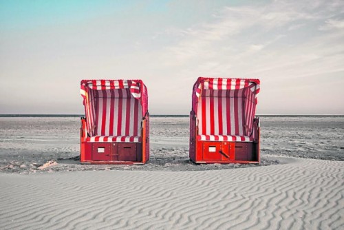 Die beliebten Strandkörbe schützen vor Sonne und Wind.