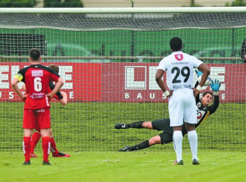 Die entscheidenden zwei Situationen während der 90 Minuten in Anif: Altach-Keeper Martin Kobras pariert einen Elfmeter von Manuel Krainz (l.) und Nikola Dovedan trifft zum frühen 1:0.