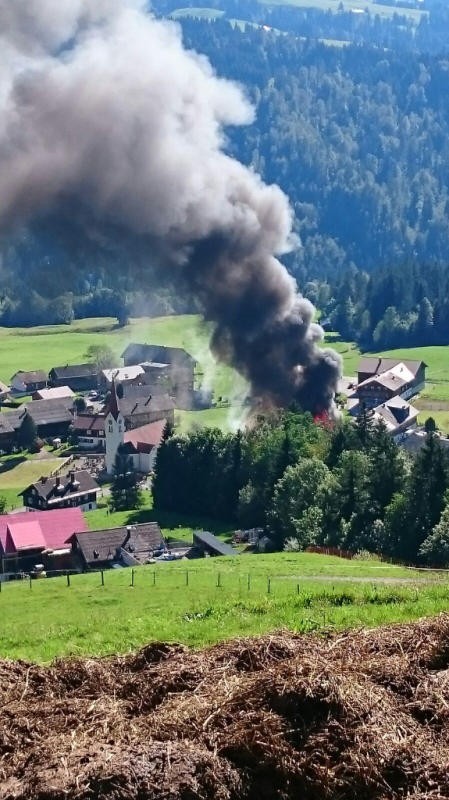 Die hohe Rauchsäule war weit zu sehen.