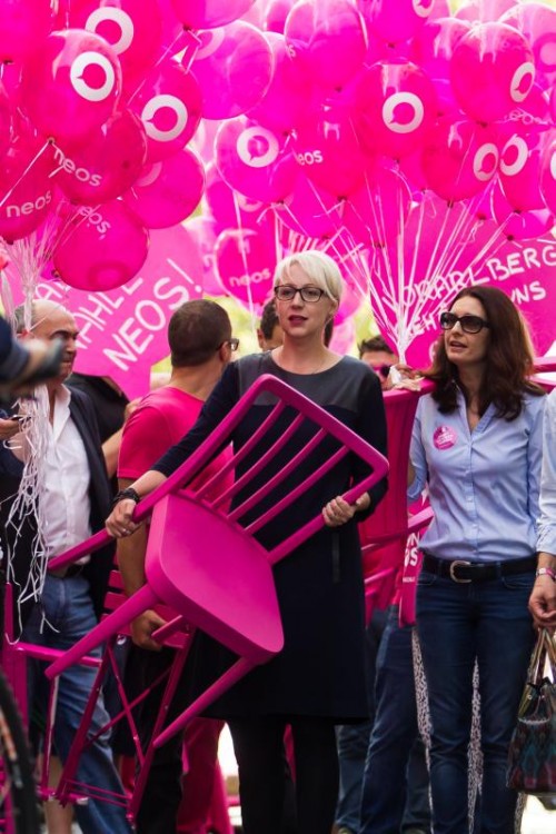 Die Neos nehmen den Stuhl. Sabine Scheffknecht (l.) und Martina Pointner verlassen den Hypo-U-Ausschuss.