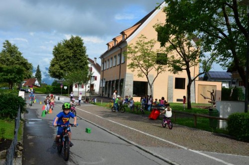 Die Verkehrsberuhigung in der Fidelisgasse neben dem Rathaus in Zwischenwasser zeigt positive Wirkung.
