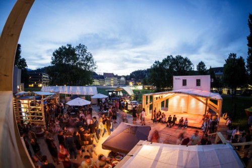Die architektonische Gestaltung der Poolbar verblüfft mit einem außergewöhnlichen Ambiente und bietet weite Ausblicke.