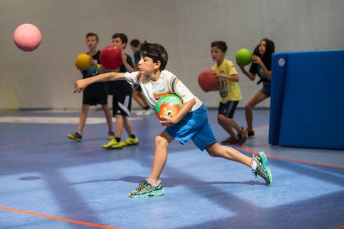 Egal ob das Spiel Drachenburg oder Kistenklettern, beim Abenteuer Sportcamp kann jedes Kind sein Programm selbst bestimmen.