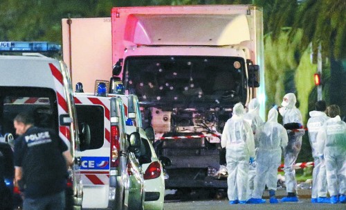 Ein Angreifer pflügte mit einem Lastwagen rücksichtslos durch eine feiernde Menschenmenge. Der Mann starb schließlich im Kugelhagel der Polizei. 