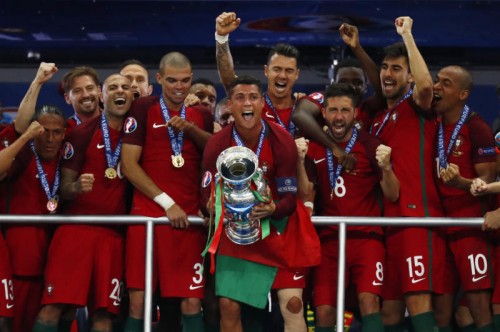 Ein emotionaler Moment: Portugals Superstar Cristiano Ronaldo durfte als Kapitän der Mannschaft als Erster den Siegerpokal den Fans zeigen.