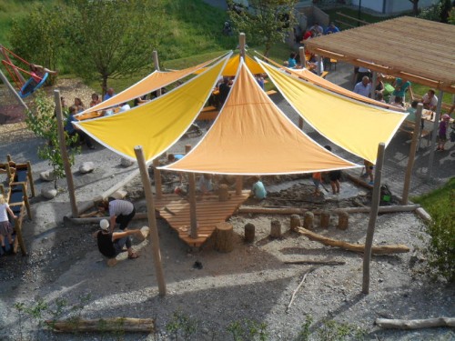 Ein Pavillon sorgt für Spielen im Schatten.