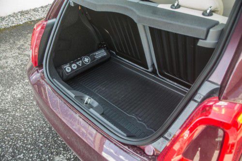 Eindruck: der Kofferraum hat immer noch Mini-Format und beim kurzen Radstand des 500 darf man auch bei der Federung keine Wunder erwarten, vorne freut man sich über ergonomische Sitze, der kleine Wendekreis macht ihn zum Parkplatzkönig,