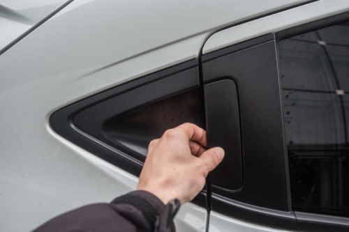 Eindruck: Durch Fensterfalllinie und in C-Säule versteckte Türgriffe wird Coupéform angedeutet, reichlich Konnektivität und Infotainment im Auto. Da der Tank unter den Vordersitzen ist, ergeben sich im Fond großzügige und flexible Stauraummöglichkeiten.