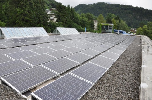 Eine weitere Photovoltaikanlage ziert seit Kurzem das Dach des Val-Blu-Hallenbads.