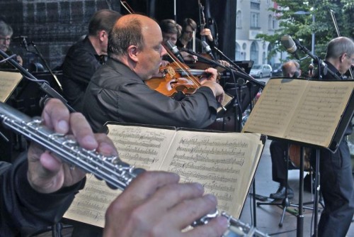 Erleben Sie Mitglieder des Spitzenorchesters mit ihren Ensembles hautnah am Kornmarktplatz und im vorarlberg museum bei freiem Eintritt.