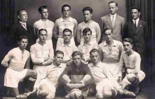 Ernst Künz (vorne links) im Kreis des ÖFB-Teams.