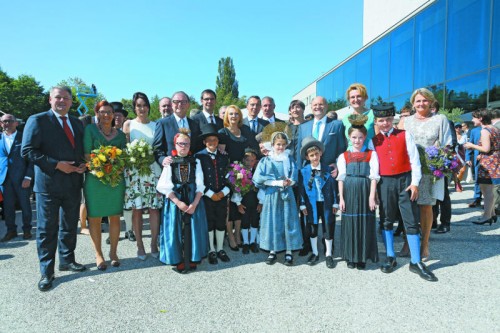 Eröffnungsfeierlichkeiten mit prominenten Vertretern aus Bundes- und Landesregierung in Bregenz: Junge Trachtenträger empfingen die Gäste am Symphonikerplatz vor dem Festspielhaus.