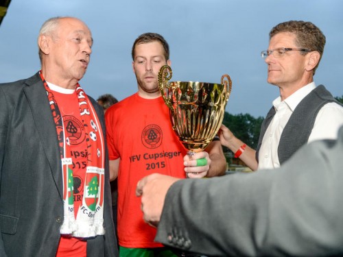 FCD-Präsident Arnold Streitler (l.) mit Teamkapitän Dominik Seiwald nach dem Cupsieg 2015.