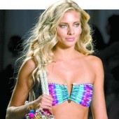Hübscher Bandeaubikini