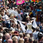 Bunte Parade zieht durch Köln