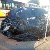Pkw kracht frontal gegen Postauto