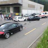 Zwei Verletzte bei Auffahrunfall mit drei Autos