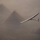 Solar Impulse fliegt über Gizeh