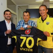 Trikot und Saisonkarte für Viktor