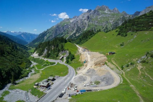 Läuft derzeit auf Hochtouren: der Bau einer neuen Zufahrt zum Arlbergpass.
