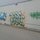 Graffiti an der Supermarkt-Mauer
