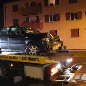 Junge Frau fährt mit Auto gegen Baum